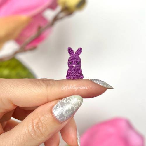 Gehäkelter bunter Mini Osterhase (microcrochet)