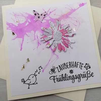 Zauberhafte Frühlingsgrüße - moderne Grußkarte mit einem Schmetterling, Vogel, Blume