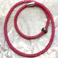 dünne fingergestrickte Schlauchkette aus pinkfarbenem Aluminiumdraht mit Magnetverschluss und Eyecatcher Slider Bild 1