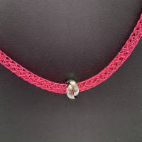 dünne fingergestrickte Schlauchkette aus pinkfarbenem Aluminiumdraht mit Magnetverschluss und Eyecatcher Slider Bild 3