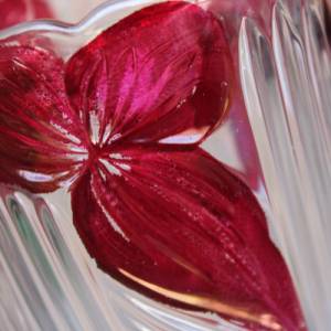 Vase Anna Hütte 24 % Bleikristall weinrotes Blütenblätter Dekor Vintage 90er Jahre Bild 3