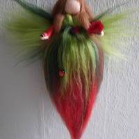Märchenhafte Fee mit Rose und Marienkäfer aus Merinowolle handgefilzt in rot und grün Bild 1