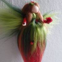 Märchenhafte Fee mit Rose und Marienkäfer aus Merinowolle handgefilzt in rot und grün Bild 2