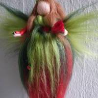 Märchenhafte Fee mit Rose und Marienkäfer aus Merinowolle handgefilzt in rot und grün Bild 3