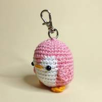Süßer gehäkelter Pinguin rosa Anhänger “Pink Penny”, Schlüsselanhänger Amigurumi, geh&a Bild 3