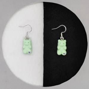 Pastell grüne Gummibärchen Ohrringe mit Edelstahl Ohrhaken, süßer Schmuck,  niedliche Tier Ohrhänger Bild 1
