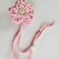 Lesezeichen Blume (rosa) aus Textilgarn gehäkelt mit angenähtem silbernen Knopf u. weißer Holzperle Bild 1