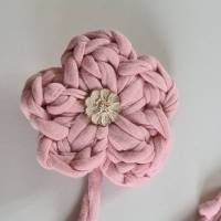 Lesezeichen Blume (rosa) aus Textilgarn gehäkelt mit angenähtem silbernen Knopf u. weißer Holzperle Bild 2