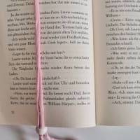 Lesezeichen Blume (rosa) aus Textilgarn gehäkelt mit angenähtem silbernen Knopf u. weißer Holzperle Bild 4