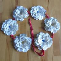 Hängendes Blütenband mit 6 handtellergroßen Papierblüten aus alten Buchseiten // Dekoration // Tischdeko // Blumendeko Bild 1