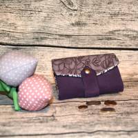 kleine Geldbörse/ Portemonnaie MiniRuby aus lila Kunstleder mit floraler Prägung Bild 1