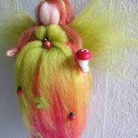 Märchenhafte Fee mit Glücksklee und Marienkäfer aus Merinowolle handgefilzt in rosa und grün Bild 3