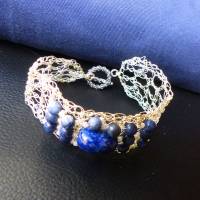 luftig leichtes Armband einzigartig im Design von Hand aus Silbedraht gehäkelt & mit jeansblauen Sodalith Edels Bild 1