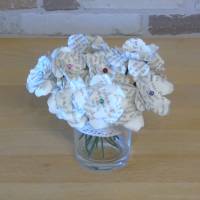 kleines Dekoglas mit Papierblüten aus alten Buchseiten // Dekoration // Tischdeko // Papierblumen // Blüten aus Buchseit Bild 2