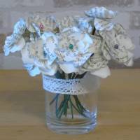 kleines Dekoglas mit Papierblüten aus alten Buchseiten // Dekoration // Tischdeko // Papierblumen // Blüten aus Buchseit Bild 4