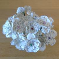 kleines Dekoglas mit Papierblüten aus alten Buchseiten // Dekoration // Tischdeko // Papierblumen // Blüten aus Buchseit Bild 5