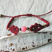 zierliches Makramee Armband in weinrot mit einer  Acrylperle in rose und kleinen bronzefarbenen Metallperlen Bild 2