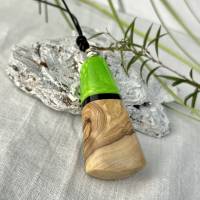 Holz Harz Anhänger mit einem Lederband und Perlen ,Hei Toki Maori ,Drachenschuppen Optik grün ,Geschenk, Geburtstag Bild 1
