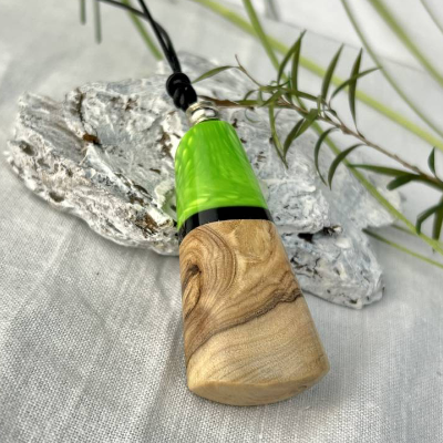 Holz Harz Anhänger mit einem Lederband und Perlen ,Hei Toki Maori ,Drachenschuppen Optik grün ,Geschenk, Geburtstag