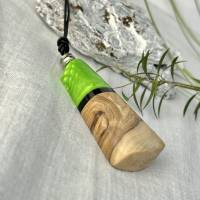Holz Harz Anhänger mit einem Lederband und Perlen ,Hei Toki Maori ,Drachenschuppen Optik grün ,Geschenk, Geburtstag Bild 2
