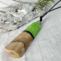 Holz Harz Anhänger mit einem Lederband und Perlen ,Hei Toki Maori ,Drachenschuppen Optik grün ,Geschenk, Geburtstag Bild 3