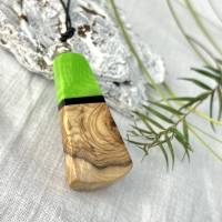 Holz Harz Anhänger mit einem Lederband und Perlen ,Hei Toki Maori ,Drachenschuppen Optik grün ,Geschenk, Geburtstag Bild 4