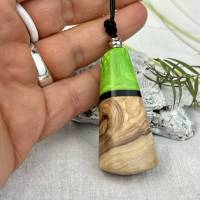Holz Harz Anhänger mit einem Lederband und Perlen ,Hei Toki Maori ,Drachenschuppen Optik grün ,Geschenk, Geburtstag Bild 8
