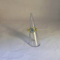 Golgender Ring mit hellblauen Kristall Bild 2