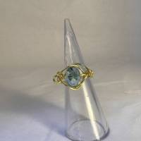 Golgender Ring mit hellblauen Kristall Bild 3