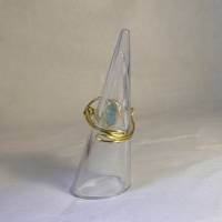 Golgender Ring mit hellblauen Kristall Bild 4