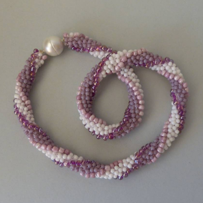 Häkelkette Spirale, weiß rose und flieder, Länge 48 cm, Halskette aus Rocailles gehäkelt, Perlenkette