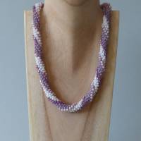 Häkelkette Spirale, weiß rose und flieder, Länge 48 cm, Halskette aus Rocailles gehäkelt, Perlenkette Bild 2
