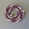 Häkelkette Spirale, weiß rose und flieder, Länge 48 cm, Halskette aus Rocailles gehäkelt, Perlenkette Bild 3