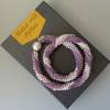 Häkelkette Spirale, weiß rose und flieder, Länge 48 cm, Halskette aus Rocailles gehäkelt, Perlenkette Bild 4
