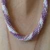 Häkelkette Spirale, weiß rose und flieder, Länge 48 cm, Halskette aus Rocailles gehäkelt, Perlenkette Bild 5