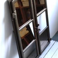 altes zweiflügeliges Fenster aus Gußeisen mit Spiegeln Bild 6
