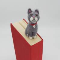 Lesezeichen grauer Kater aus Filz - Katze bewacht das Buch seiner Besitzer, witziges Lesezeichen für Katzenfreunde Bild 2