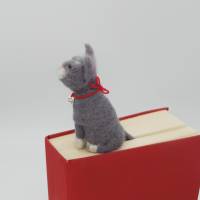 Lesezeichen grauer Kater aus Filz - Katze bewacht das Buch seiner Besitzer, witziges Lesezeichen für Katzenfreunde Bild 3