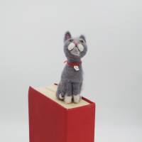 Lesezeichen grauer Kater aus Filz - Katze bewacht das Buch seiner Besitzer, witziges Lesezeichen für Katzenfreunde Bild 4
