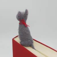Lesezeichen grauer Kater aus Filz - Katze bewacht das Buch seiner Besitzer, witziges Lesezeichen für Katzenfreunde Bild 5