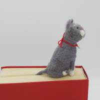 Lesezeichen grauer Kater aus Filz - Katze bewacht das Buch seiner Besitzer, witziges Lesezeichen für Katzenfreunde Bild 6