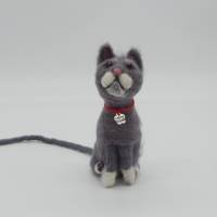 Lesezeichen grauer Kater aus Filz - Katze bewacht das Buch seiner Besitzer, witziges Lesezeichen für Katzenfreunde Bild 9