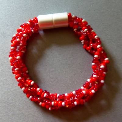 Armband, Häkelarmband rot mit weiß und silber, Länge 20 cm, Armband aus Perlen gehäkelt, Glasperlen