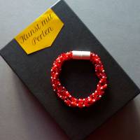 Armband, Häkelarmband rot mit weiß und silber, Länge 20 cm, Armband aus Perlen gehäkelt, Glasperlen Bild 2