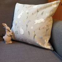 Kissenhülle mit kleinen Hasen Motiven - Kissenbezug - Hasen - Ostern - 40 x 40 cm - 100% handmade und ein Unikat Bild 3
