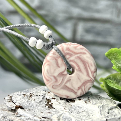 Halskette aus Jesmonite marmoriert in weiß -rosa an einem Baumwollband mit Holzperlen,Geburtstag,Freundinnen Geschenk
