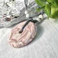 Halskette aus Jesmonite marmoriert in weiß -rosa an einem Baumwollband mit Holzperlen,Geburtstag,Freundinnen Geschenk Bild 4