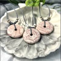 Halskette aus Jesmonite marmoriert in weiß -rosa an einem Baumwollband mit Holzperlen,Geburtstag,Freundinnen Geschenk Bild 6