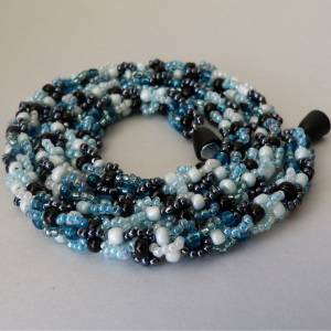 Hübsche Häkelkette, blau türkis grau schwarz, 58 cm, Halskette aus Glasperlen gehäkelt, Perlenkette, Häkelschmuck