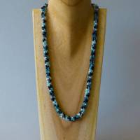 Hübsche Häkelkette, blau türkis grau schwarz, 58 cm, Halskette aus Glasperlen gehäkelt, Perlenkette, Häkelschmuck Bild 2